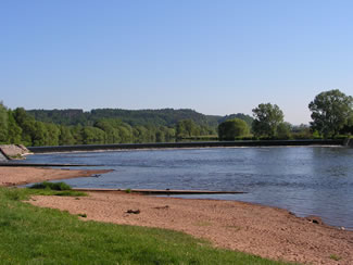 Dass am Fluss Regen gelegene Bad mit senem Wehr.