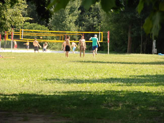 Spielwiese beim Flussbad Pielmühle mit Volleyball Platz