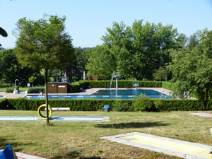 Freibad Nitenau mit seinen Schwimmerbecken und Sprungtürmen bringt Spass für die ganze Familie