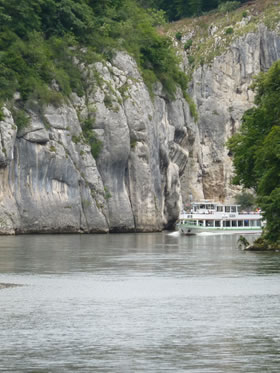 Die Weltenburger Enge ist eines der spektakulärsten Naturdenkmäler in Bayern. Über Jahrtausende formte hier die Donau ein beeindruckendes Naturdenkmal. Heute kann man den beeindruckenden Fluss mit dem Schiff befahren und dabei die bis zu 80 Meter hohen Kalk Felsformationen bewundern. Verbinden kann man die beschauliche Bootsfahrt auf der Donau mit einem Besuch des Klosters Weltenburg.