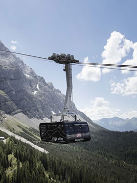 Seilbahn zu Deutschland höchsten Berg der Zugspitze.Die Seilbahn Zugspitze ist die Bahn der Weltrekorde. Das Seil der Bahn ist ohne eine Stütze 3213 Meter gespannt (Weltrekord).  Der einzig Tragende Stützpfeiler ist mit 127 Meter der Höchste der Welt.