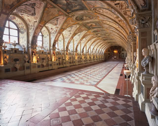 prunkvolles, lichdurchflutetes Antiquarium Residenz München