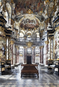 Die Hofkirche der Würzburger Residenz zählt zu den schönsten barocken Hofkirchen der Welt. Verschwenderischer Glanz eines feudalen Herrschaftssystems spiegeln sich hier eindrucksvoll wider. Der Reisende wir von der barocken Pracht förmlich überwältigt.