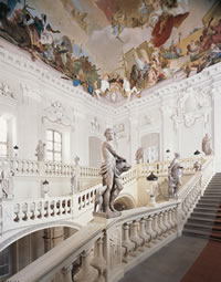 Die Aufgabe das Treppenhaus der Würzburger Residenz zu bemalen war selbst für den erfahrenen Giovanni Battista Tiepolo eine Herausforderung. Doch der Venizianer überzeugte auf ganzer Linie. Auf 677 Quadratmeter schuf er ein beeindruckendes Deckenfresko das zurecht Weltruhm geniest.