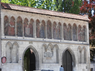 Ansicht einer Ehemaligen mittelalterlichen Torhalle von der Basilika St. Emmeram