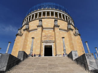 Die Befreiungshalle in Kelheim Aussenansicht Rundbau mit Statuen und blauem Himmel 