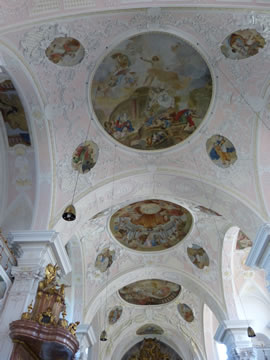 Das beindruckende Deckengemälde in der Klosterkirche Pielenhofen wurden von Jacob Carl Stauder gemalt.