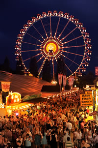 festlich beleuchteter Festplatz Gäubodenvolksfest 