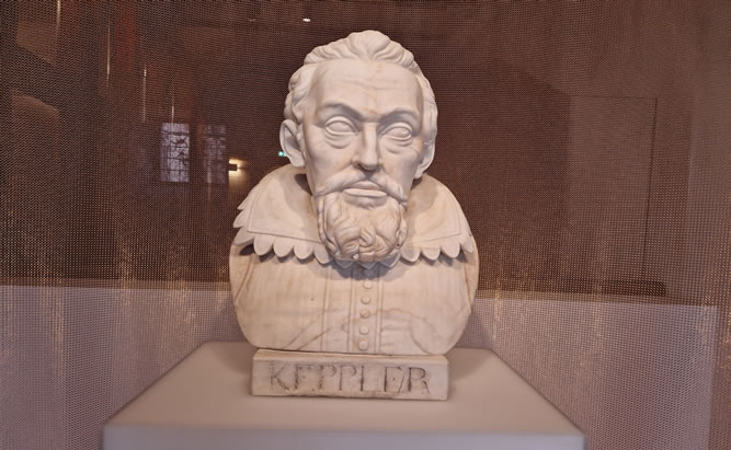 Ein in Stein gemeißeltes Abbild von Johannes Kepler. Die Büste des großen Gelehrten steht im Eingangsbereich der Dokumentation Kepler in Regensburg. Sie zeigt das Universalgenie in zeitgemäßer Kleidung des 16 Jahrhundert. Kepler kam im November 1630 nach Regensburg und verstarb überraschend hier.