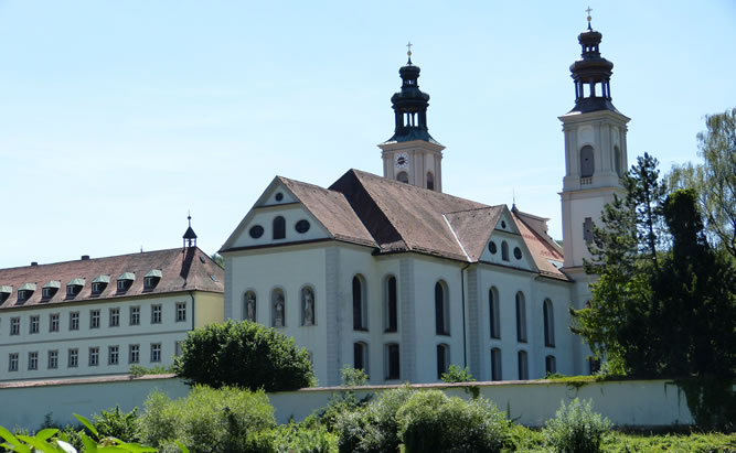 Das Kloster Pielenhofen mit ihrer wunderschönen barocken Kirche liegt direkt an der Naab. Nur wenige Kilometer vor den Toren der Welterbestadt Regensburg.